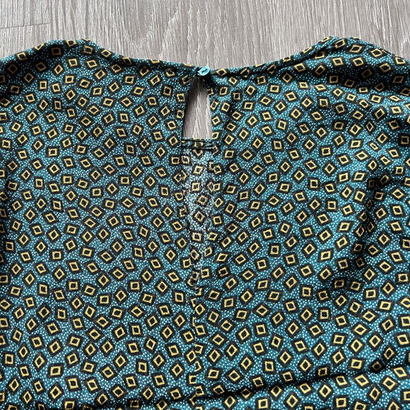 H&M Shirt Womens Size 4 Keyhole Neck Blouse Geometric Print - Picture 12 of 12
